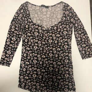 V-neck shirt with long sleeves